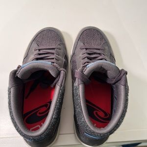 Lowa women’s Size 7 light grey boot.